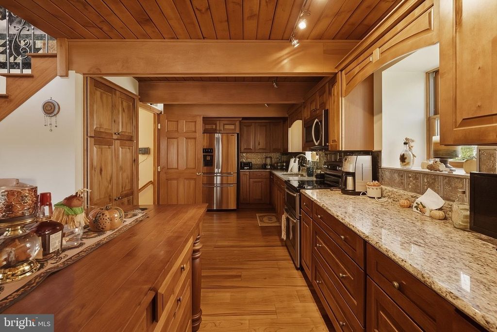 Image 10 of property listing at 2448 BIRCHWOOD DR, Oakland, MD 21550