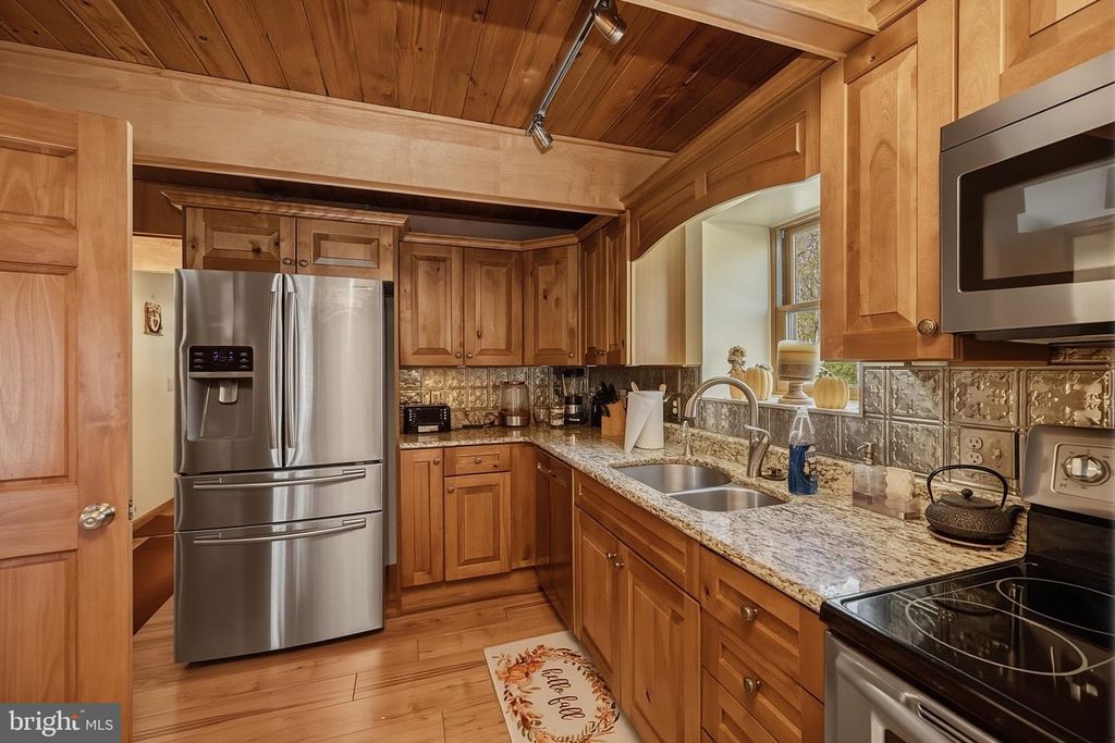 Image 3 of property listing at 2448 BIRCHWOOD DR, Oakland, MD 21550