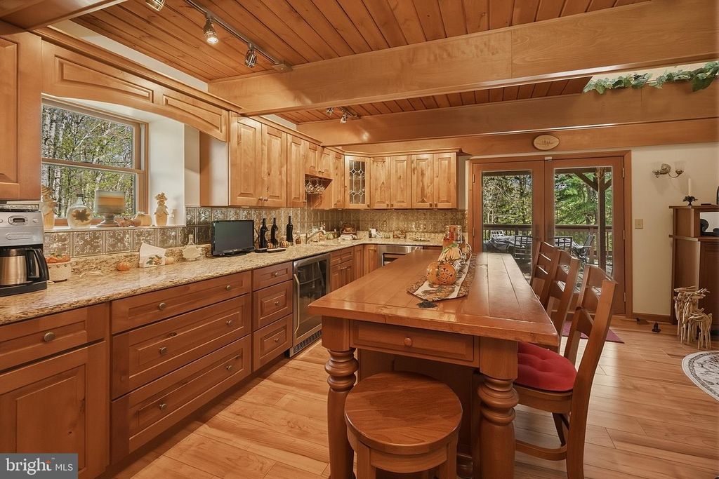 Image 4 of property listing at 2448 BIRCHWOOD DR, Oakland, MD 21550
