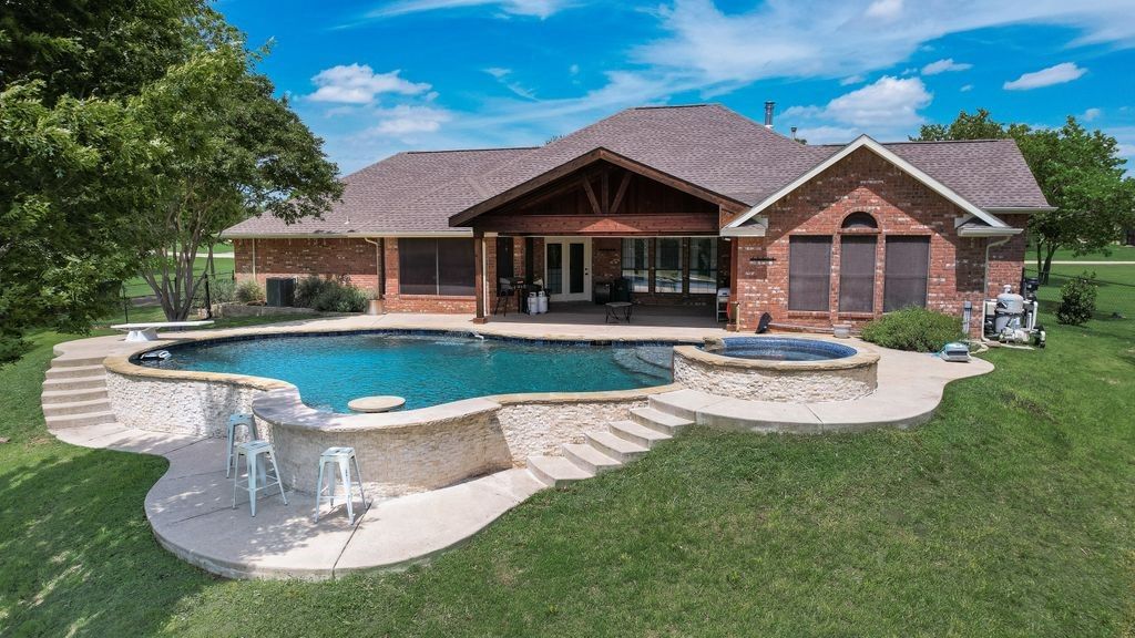 841 S Clinton Lane, Midlothian, TX 76065