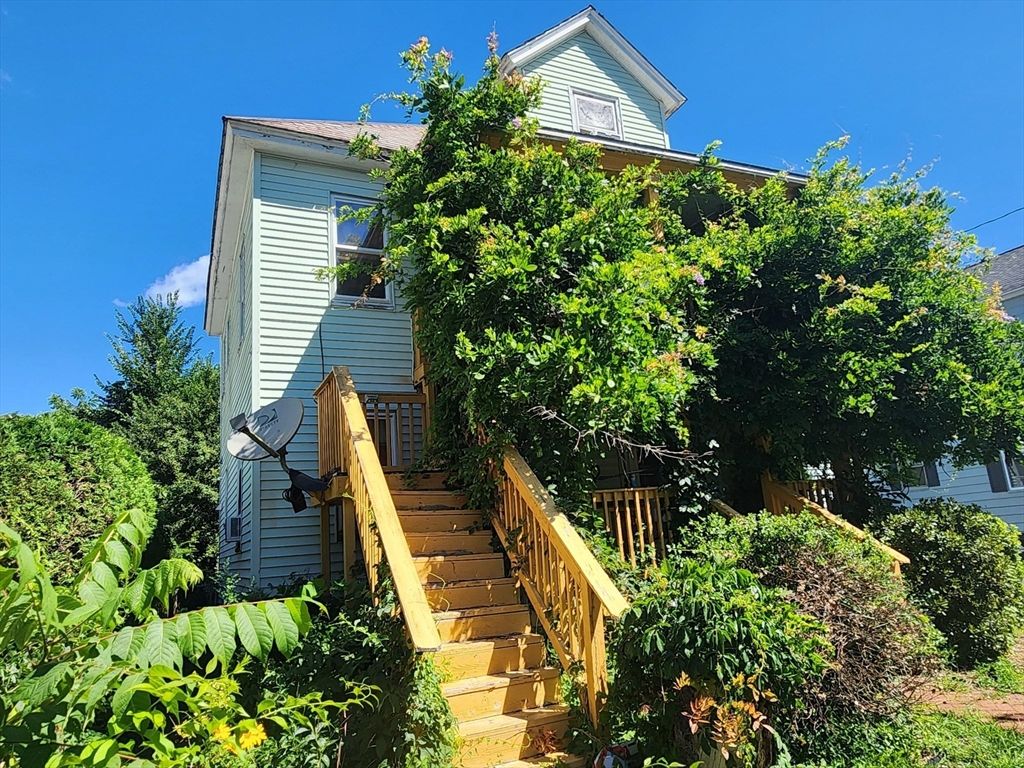 15 Davis St, Easthampton, MA 01027