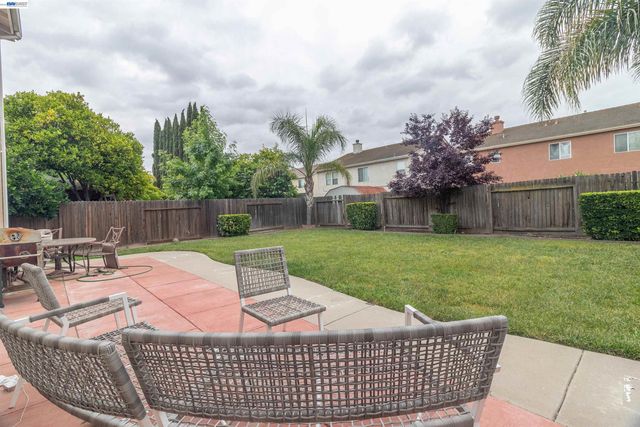 1110 Royal Blue Dr, Stockton, CA 95206