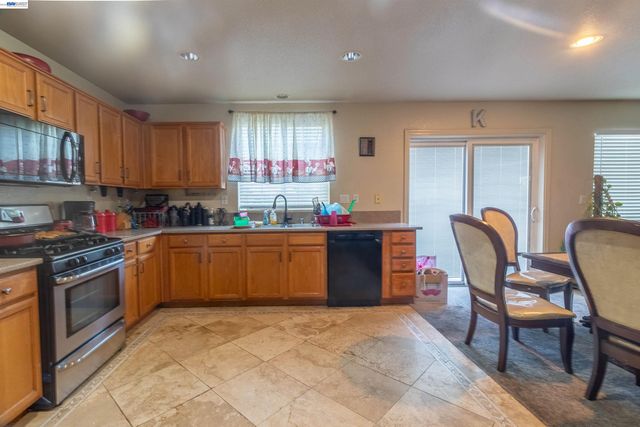 1110 Royal Blue Dr, Stockton, CA 95206