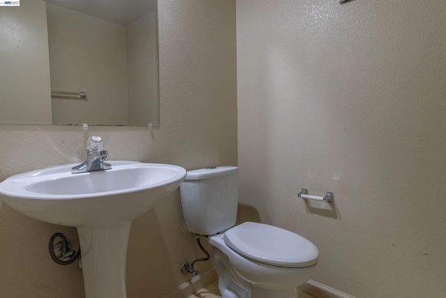 1110 Royal Blue Dr, Stockton, CA 95206