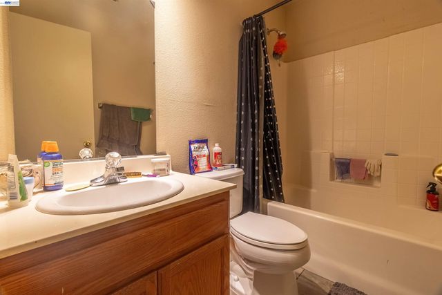 1110 Royal Blue Dr, Stockton, CA 95206
