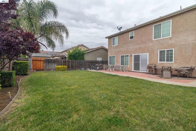 1110 Royal Blue Dr, Stockton, CA 95206