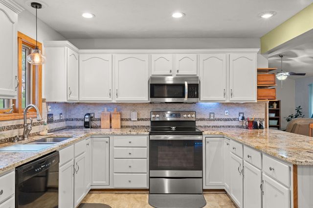 4 Andrew Drive, Branson West, MO 65737