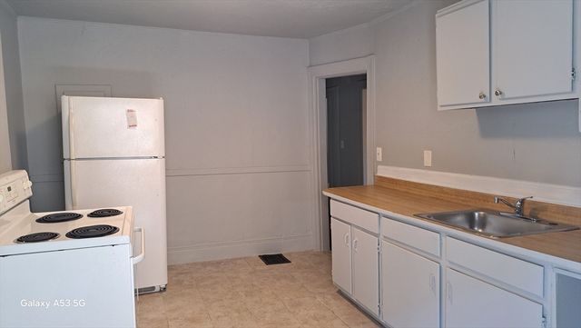 50 Fruit St 2, Worcester, MA 01609