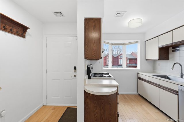 17 Knoll View, Ossining, NY 10562