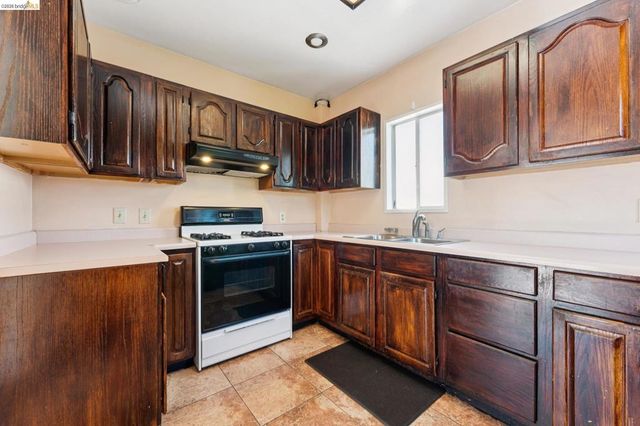978 43Rd St, Oakland, CA 94608