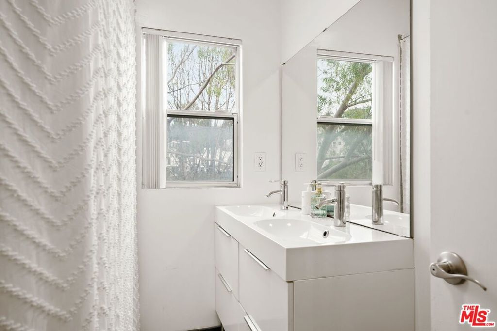 Image 5 of property listing at 3324 Hamilton Way, Los Angeles, CA 90026