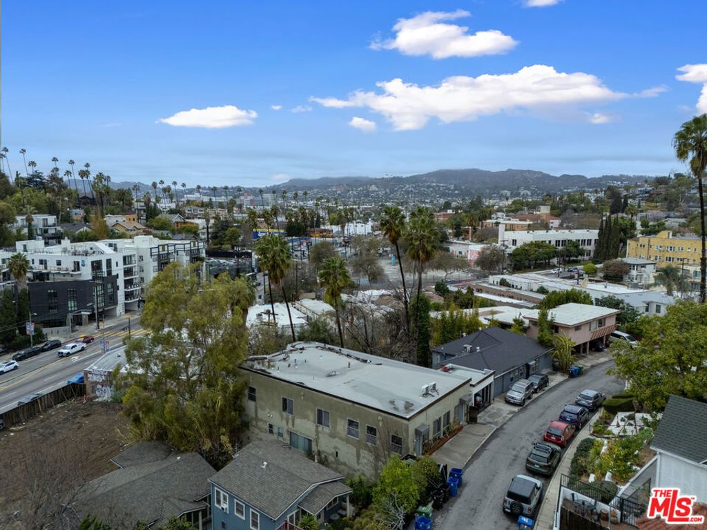Image 7 of property listing at 3324 Hamilton Way, Los Angeles, CA 90026