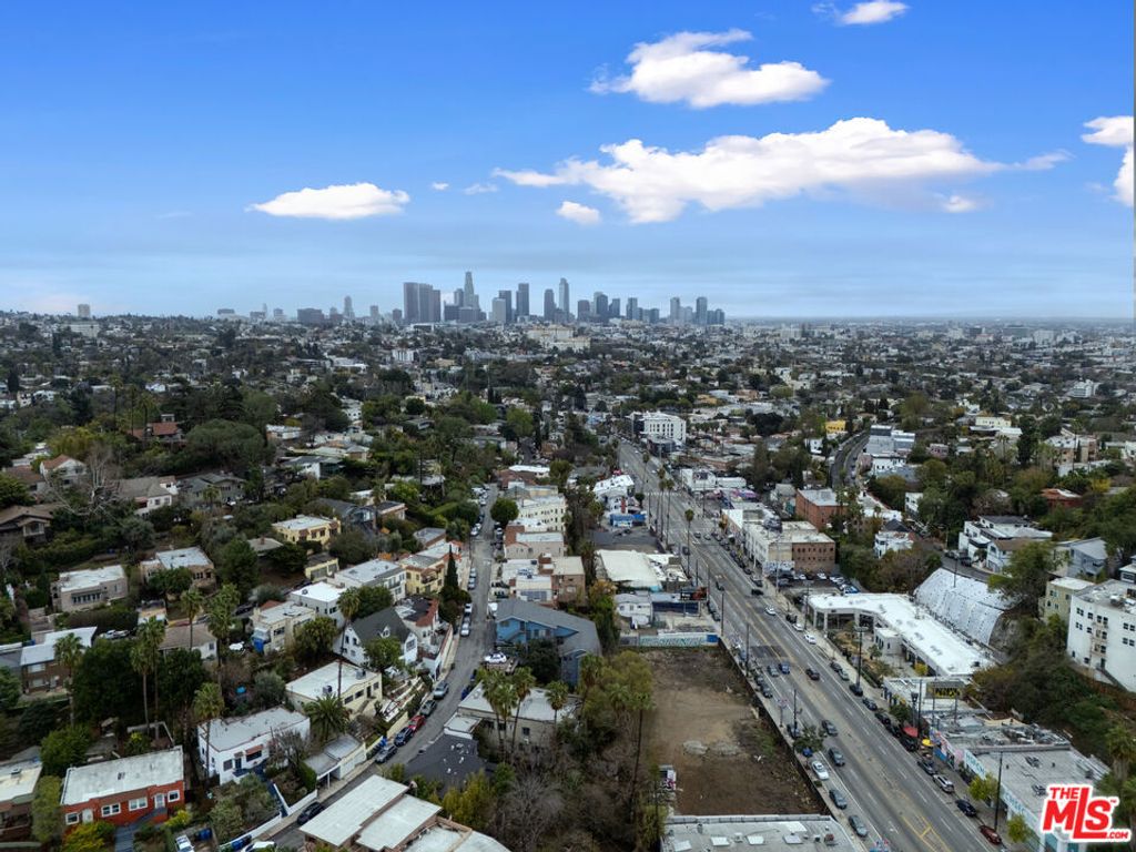 Image 8 of property listing at 3324 Hamilton Way, Los Angeles, CA 90026