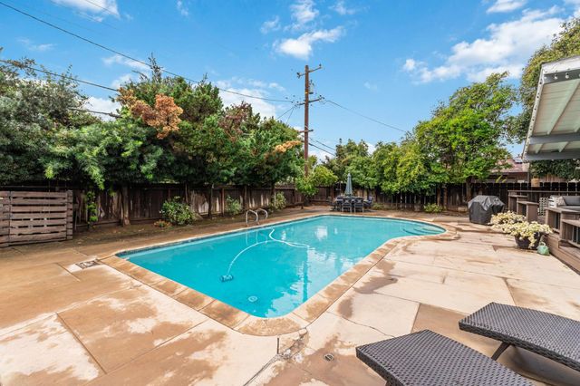 1665 W Barstow Avenue, Fresno, CA 93711