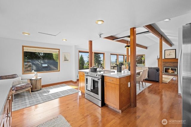 902 7th Avenue S, Edmonds, WA 98020