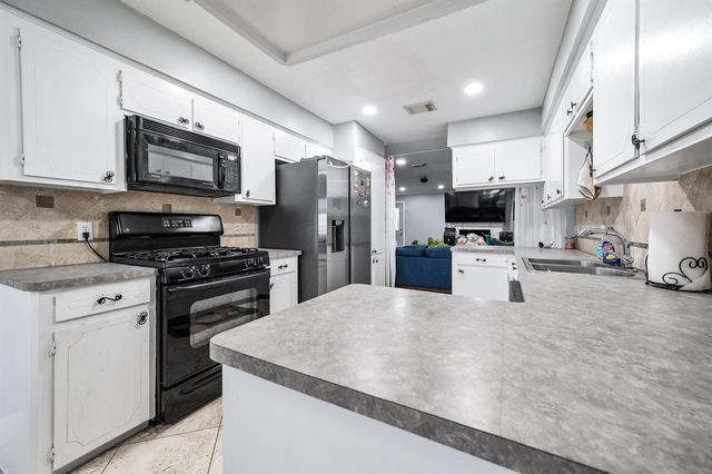 902 S Kaufman Drive, Deer Park, TX 77536