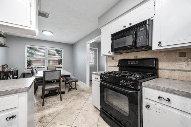 902 S Kaufman Drive, Deer Park, TX 77536