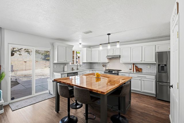 2557 Sandia Loop NE, Rio Rancho, NM 87144