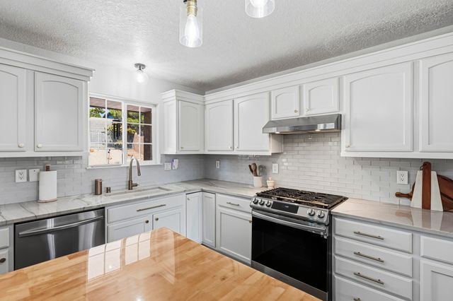 2557 Sandia Loop NE, Rio Rancho, NM 87144