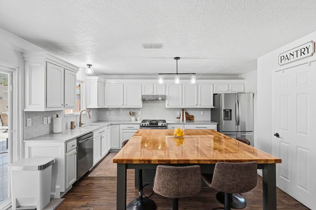 2557 Sandia Loop NE, Rio Rancho, NM 87144