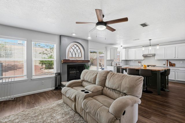2557 Sandia Loop NE, Rio Rancho, NM 87144