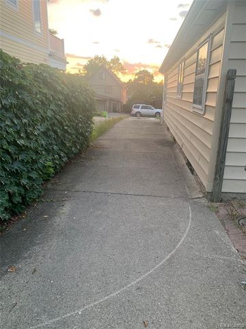 5625 Putnam Drive, West Bloomfield, MI 48323