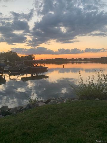 5625 Putnam Drive, West Bloomfield, MI 48323