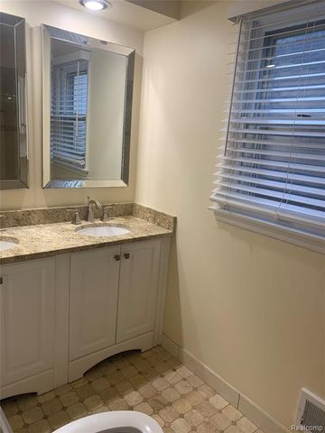 5625 Putnam Drive, West Bloomfield, MI 48323