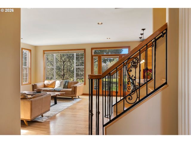 4050 SYLVESTER Dr, Hood River, OR 97031