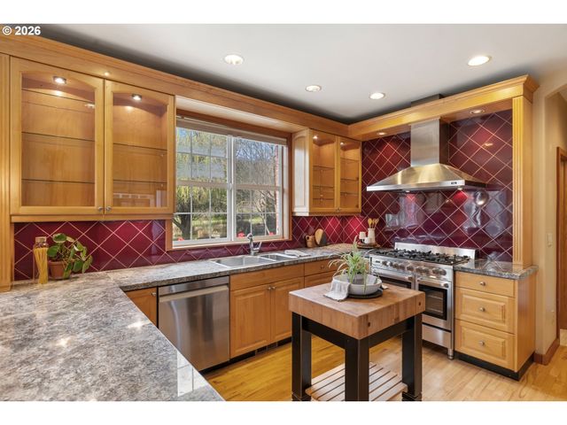 4050 SYLVESTER Dr, Hood River, OR 97031