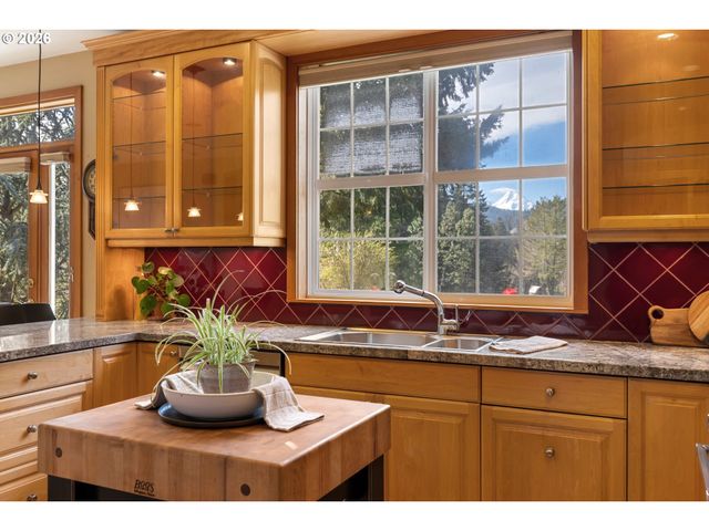 4050 SYLVESTER Dr, Hood River, OR 97031