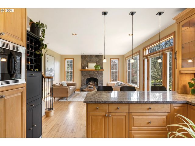 4050 SYLVESTER Dr, Hood River, OR 97031