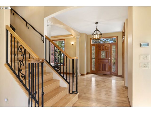 4050 SYLVESTER Dr, Hood River, OR 97031