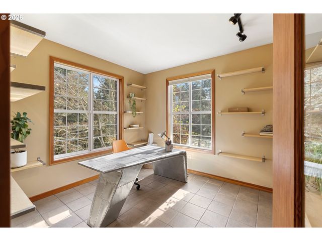 4050 SYLVESTER Dr, Hood River, OR 97031