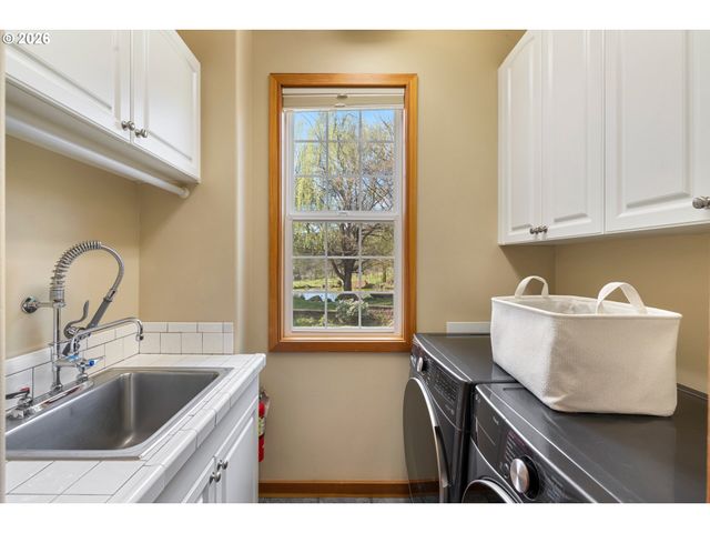 4050 SYLVESTER Dr, Hood River, OR 97031