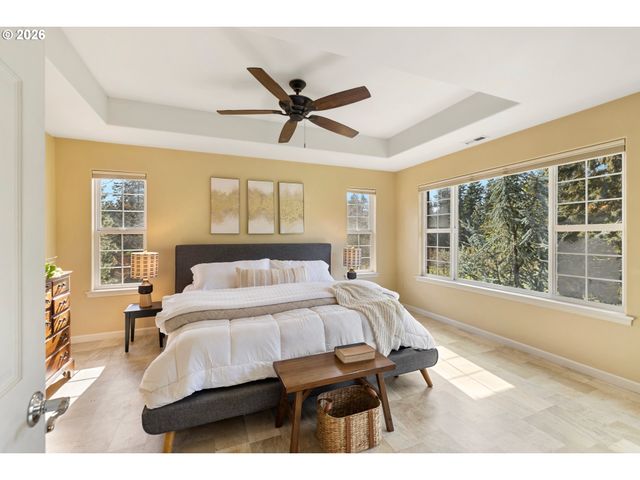 4050 SYLVESTER Dr, Hood River, OR 97031