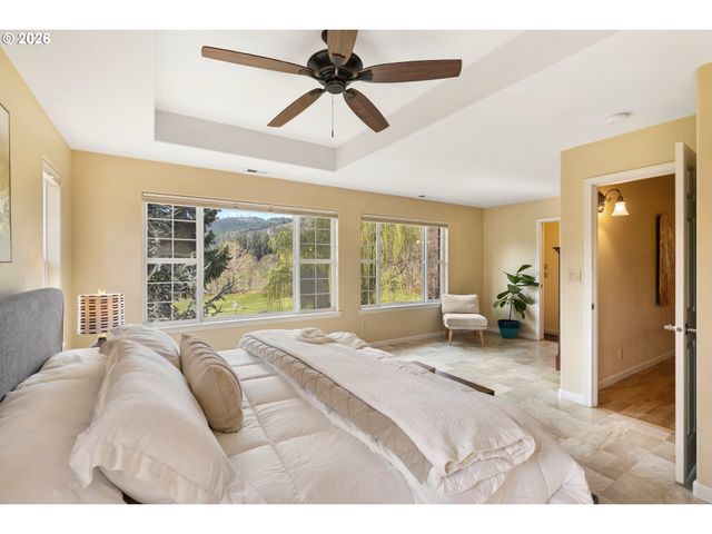 4050 SYLVESTER Dr, Hood River, OR 97031