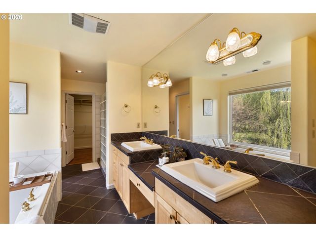 4050 SYLVESTER Dr, Hood River, OR 97031