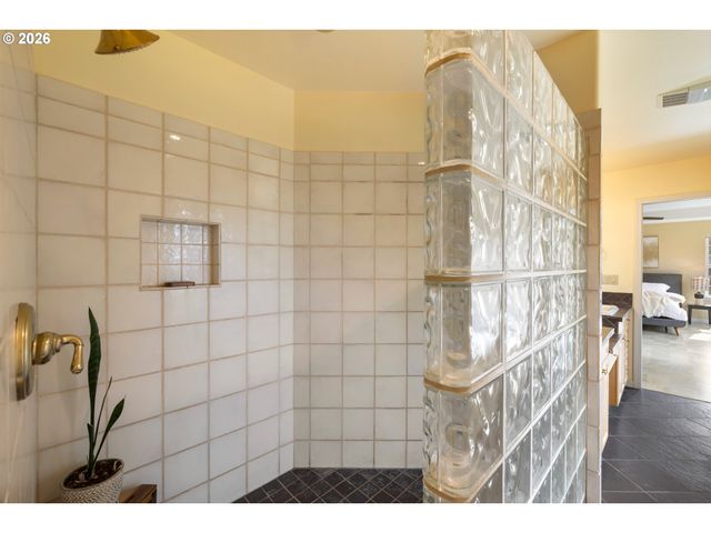 4050 SYLVESTER Dr, Hood River, OR 97031