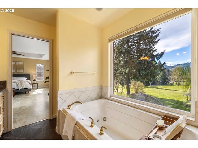 4050 SYLVESTER Dr, Hood River, OR 97031