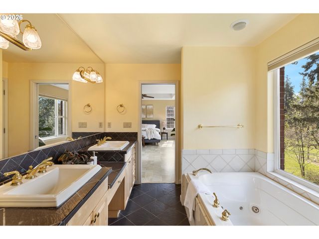 4050 SYLVESTER Dr, Hood River, OR 97031