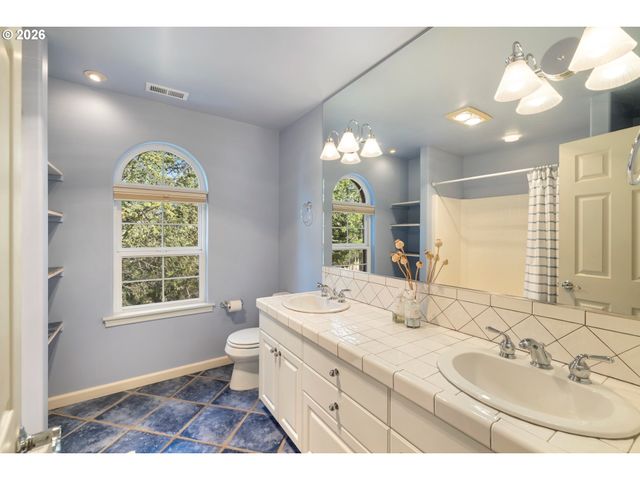 4050 SYLVESTER Dr, Hood River, OR 97031