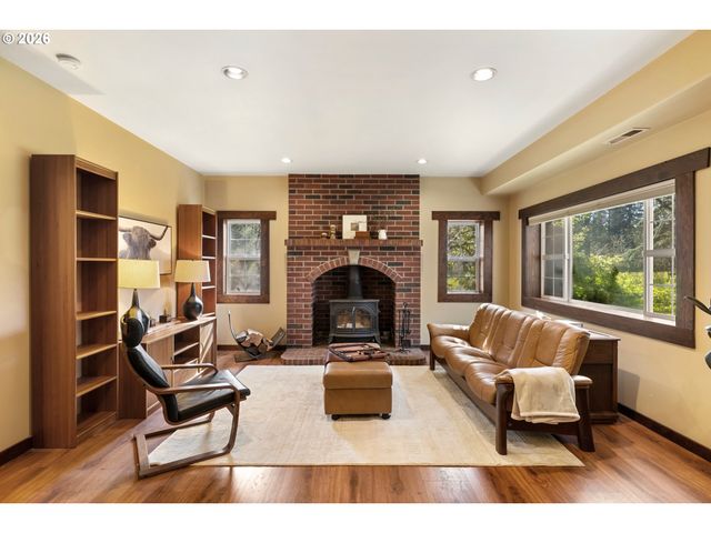 4050 SYLVESTER Dr, Hood River, OR 97031