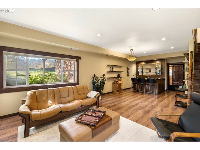 4050 SYLVESTER Dr, Hood River, OR 97031