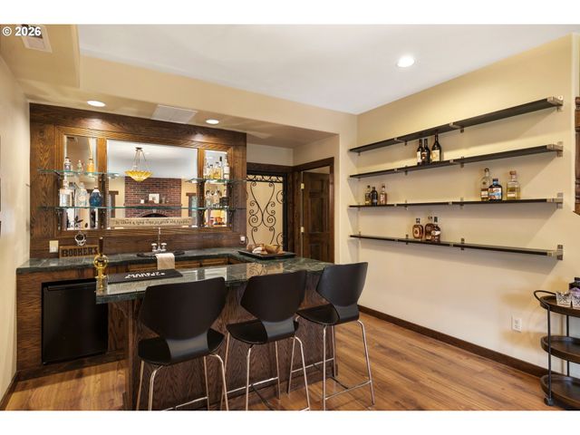 4050 SYLVESTER Dr, Hood River, OR 97031