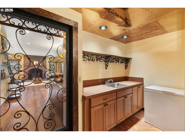 4050 SYLVESTER Dr, Hood River, OR 97031