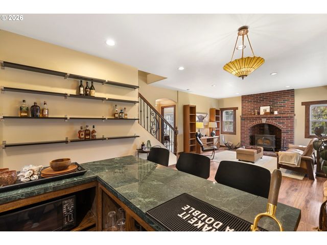 4050 SYLVESTER Dr, Hood River, OR 97031