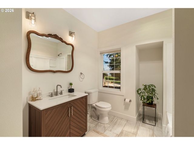 4050 SYLVESTER Dr, Hood River, OR 97031