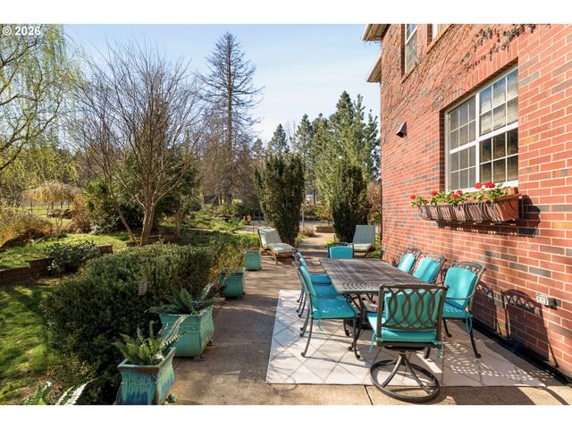 4050 SYLVESTER Dr, Hood River, OR 97031