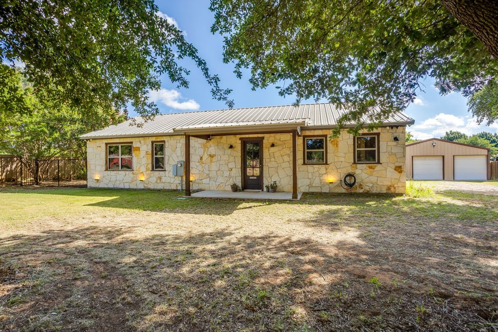 816 Alan Drive, Burleson, TX 76028